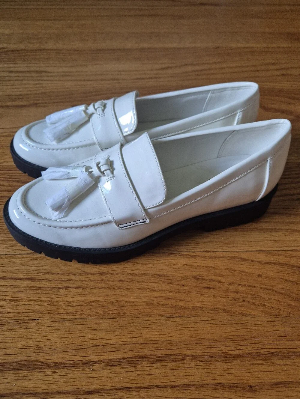 Bandolino White Patent Tassel Loafers, size 6,5 NWOB
